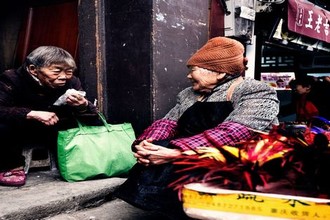 邻居倒垃圾不穿罩衣真欠